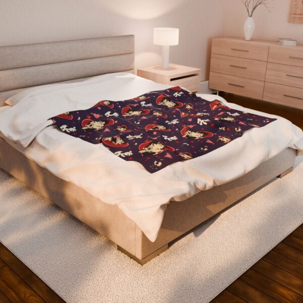 Betty Boop Collection - Soft Snuggly Throw Blanket - Image 4